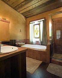 cross-mtn-retreat-st1-bath.jpg